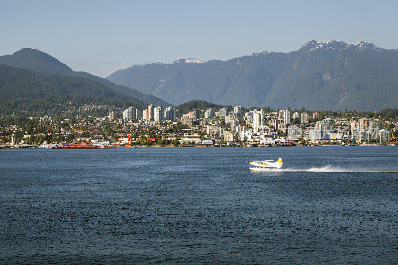 温哥华，BC城市景观-水上飞机降落在前景