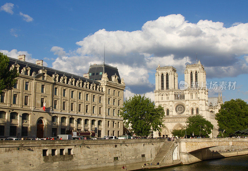 矗立在塞纳河上的巴黎圣母院
