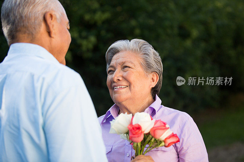 拉丁长者接受丈夫送花