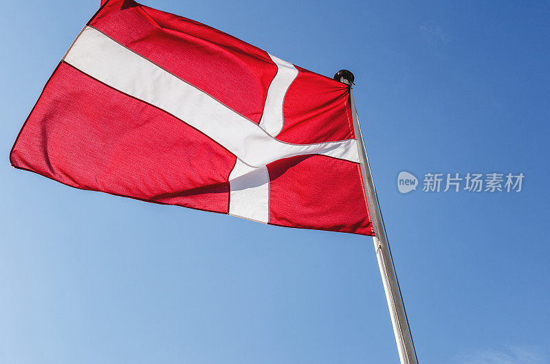 丹麦国旗在哥本哈根的天空中飘扬