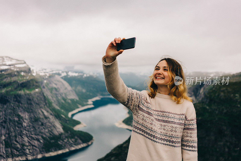 女人Trolltunga