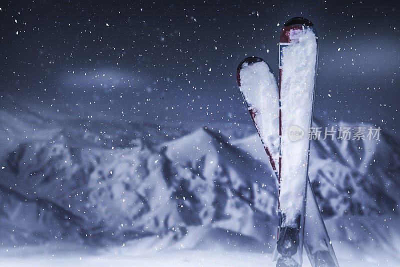 在滑雪坡顶