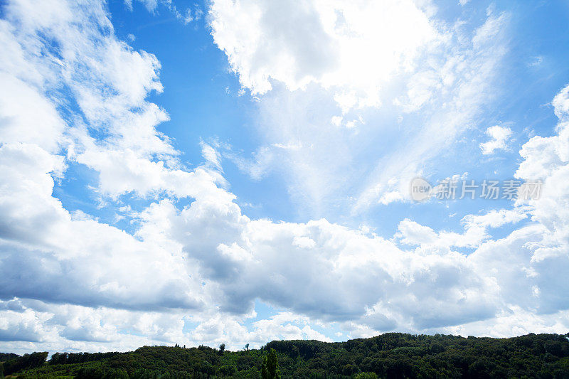 夏日鲁尔山谷全景图