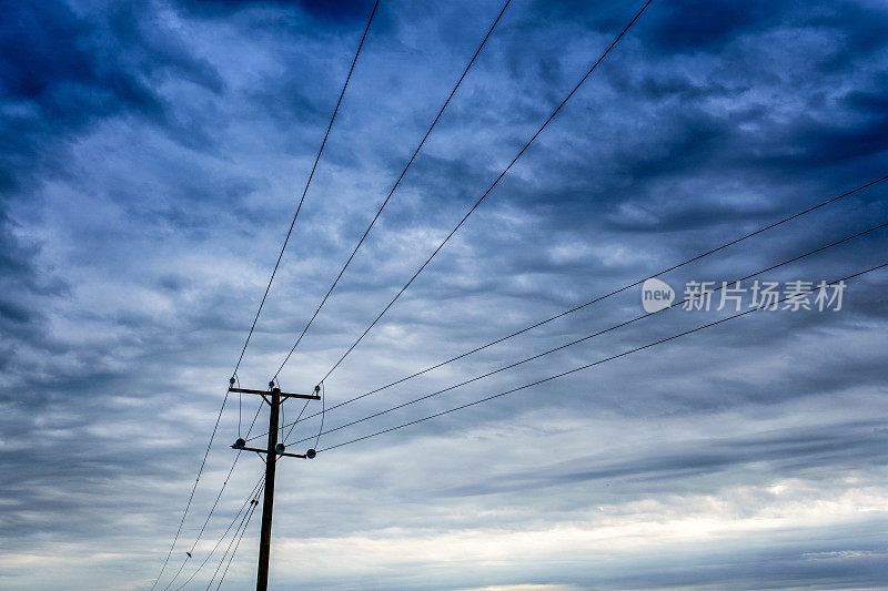 电线杆对着多云的天空