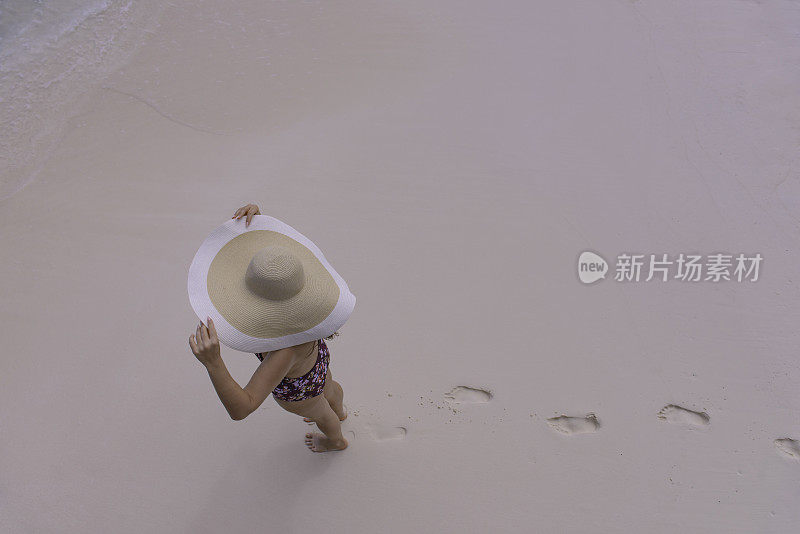 热带海滩上的年轻女子