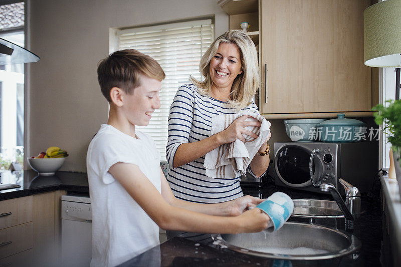 母亲和儿子在洗碗