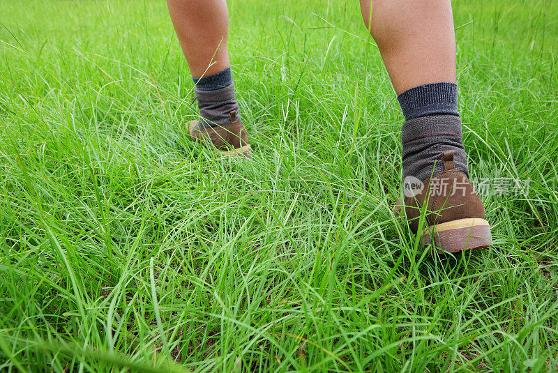草地上的登山鞋