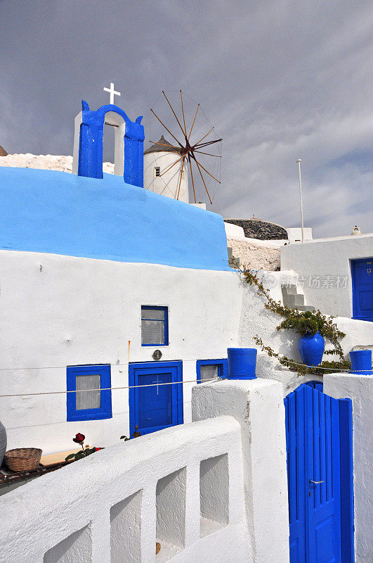 圣托里尼岛上的古典希腊建筑，蓝白相间