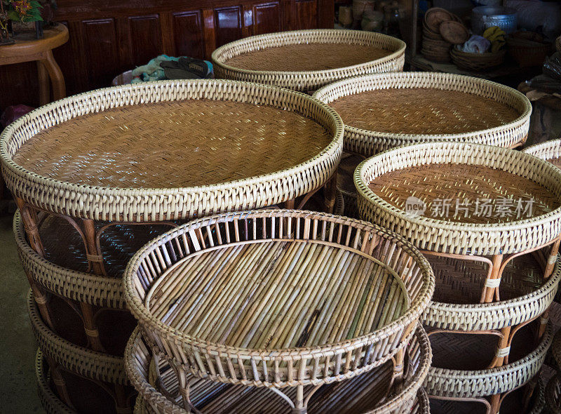 泰国工艺:一组编织托盘