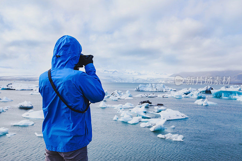 自然旅游摄影师在冰岛拍摄照片