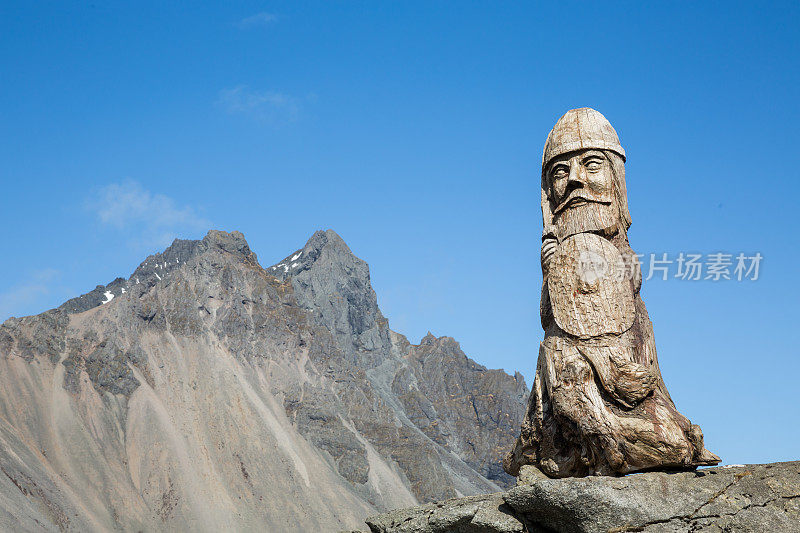 木头海盗雕塑和岩石峰