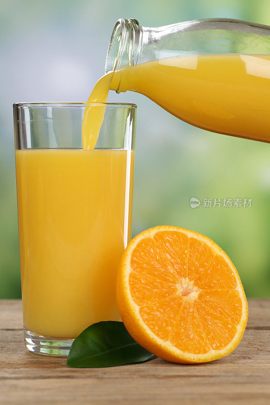 从橙子和水果中流出的橙汁