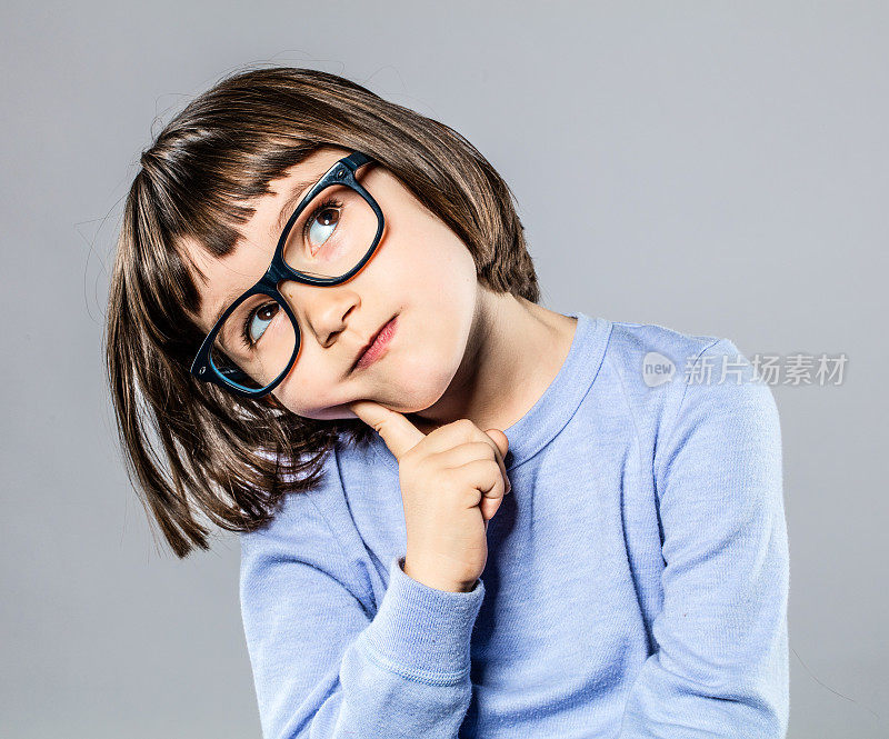 可爱的小女孩带着智能眼镜想象