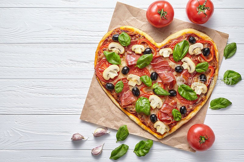 心形披萨美味爱情概念情人节设计浪漫餐厅晚餐
