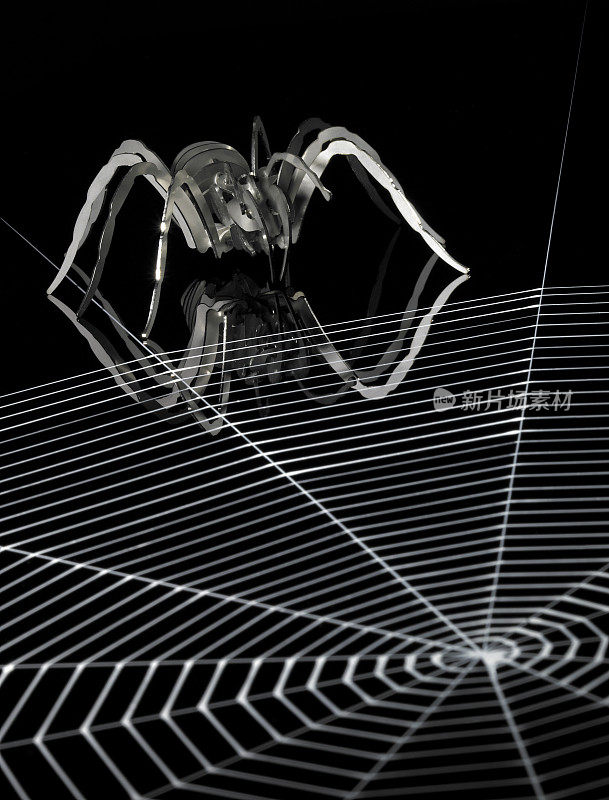潜伏着金属蜘蛛和蜘蛛网
