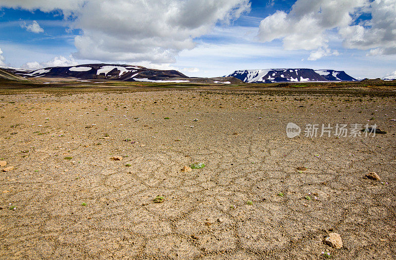 图案地面与多边形在美丽的原始冰岛高地。冰岛