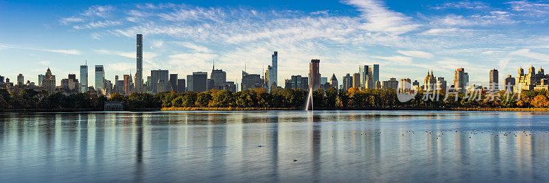 秋季的中央公园水库和曼哈顿中城的摩天大楼。纽约