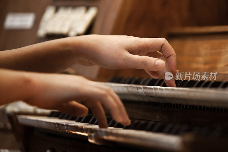 弹奏风琴的女人的手