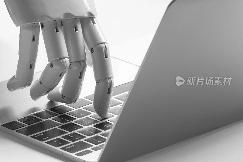 聊天机器人，人工智能，机器人顾问，机器人概念。机器人手指指向笔记本电脑按钮。