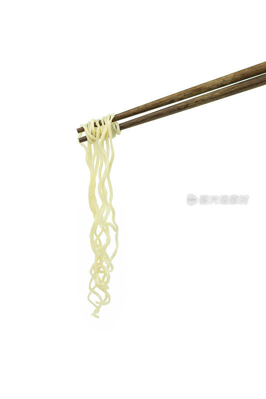 筷子夹着东方面条孤立在白色的背景