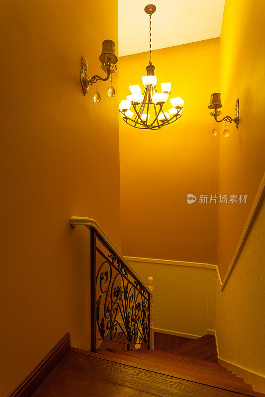 灯在楼梯