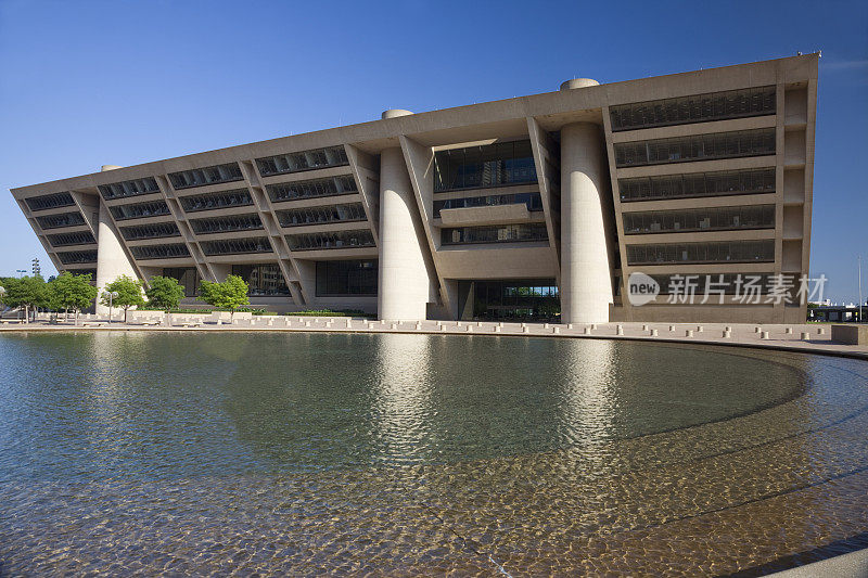 德州达拉斯市政厅的独特建筑，从池塘对岸望去