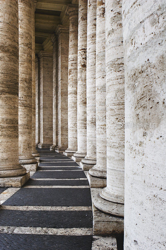 罗马梵蒂冈圣彼得广场柱廊的细节