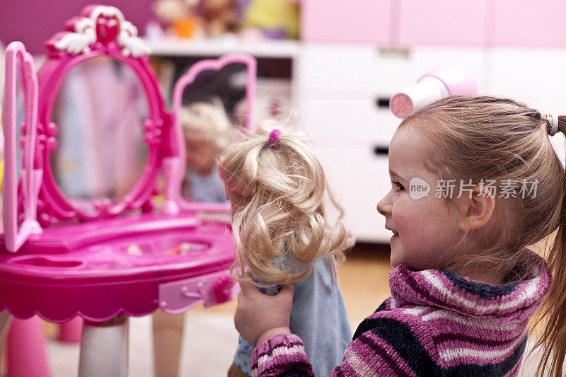 小女孩在玩她的洋娃娃