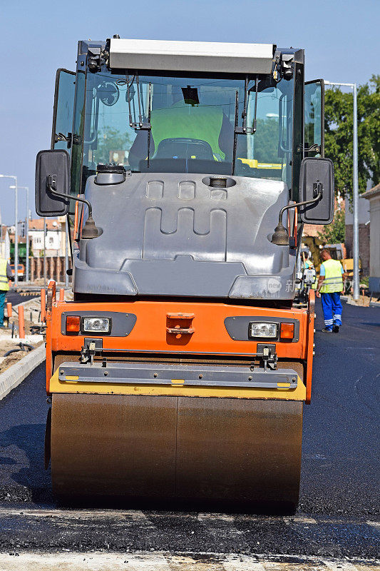 压路机在道路建设中起作用