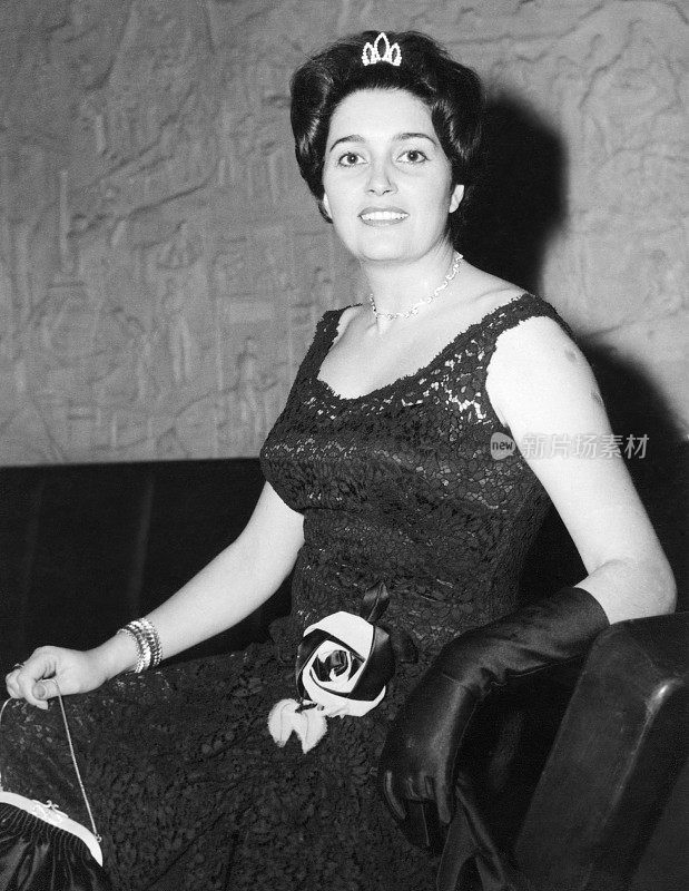 1950年穿着得体的女人。黑色和白色。