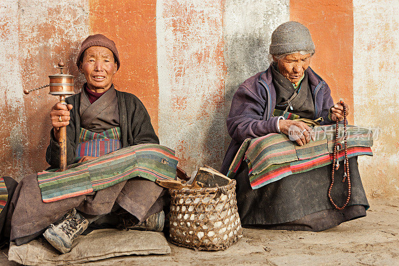 藏族妇女祈祷，Mustang