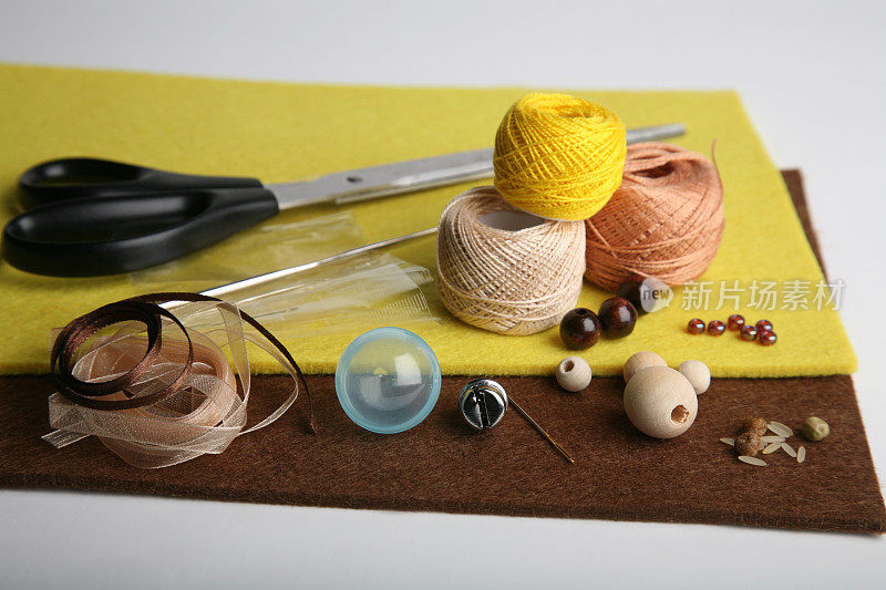 缝纫集在黄色和棕色
