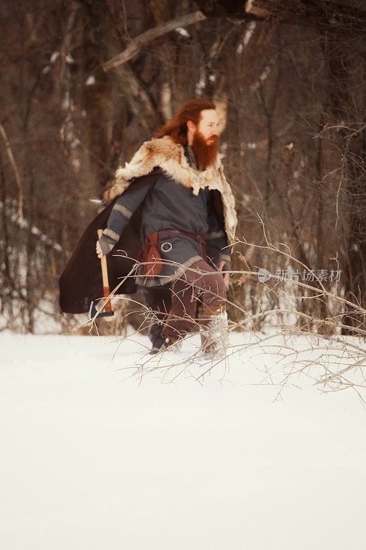 中世纪冬季雪维京战士，真实的服装，动物毛皮，斧头