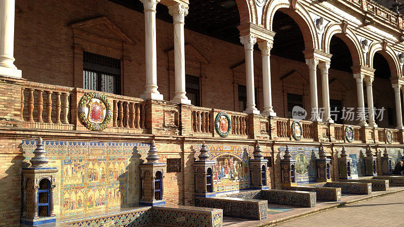 拱廊和周围的阳台俯瞰广场España塞维利亚西班牙