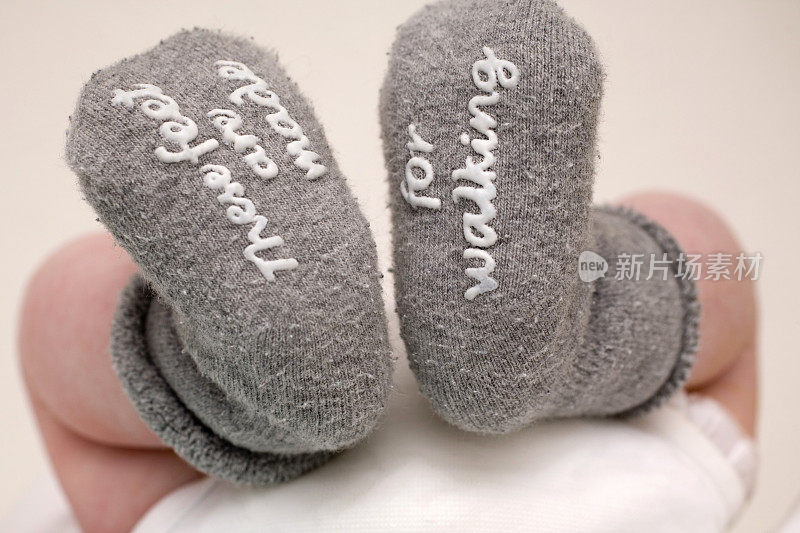灰色婴儿袜底部有文字