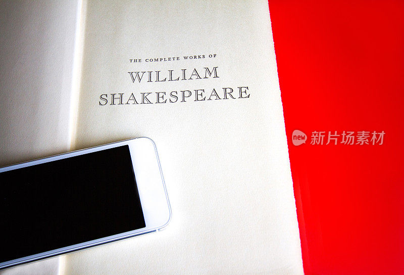 书名页:《莎士比亚全集》;智能手机