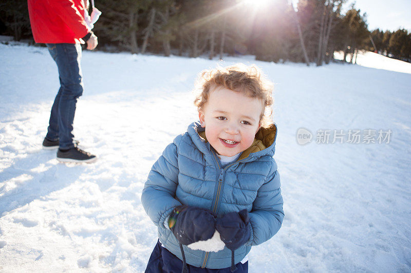 男孩在雪中玩耍