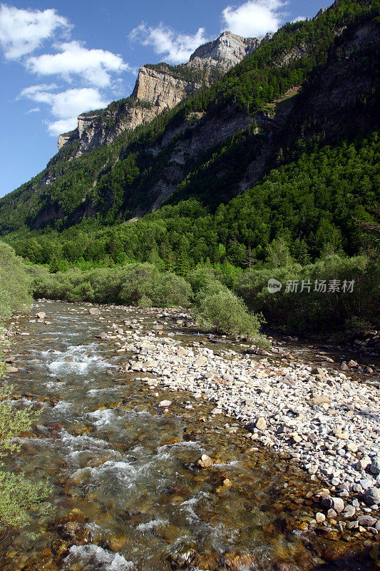 西班牙比利牛斯山的山涧