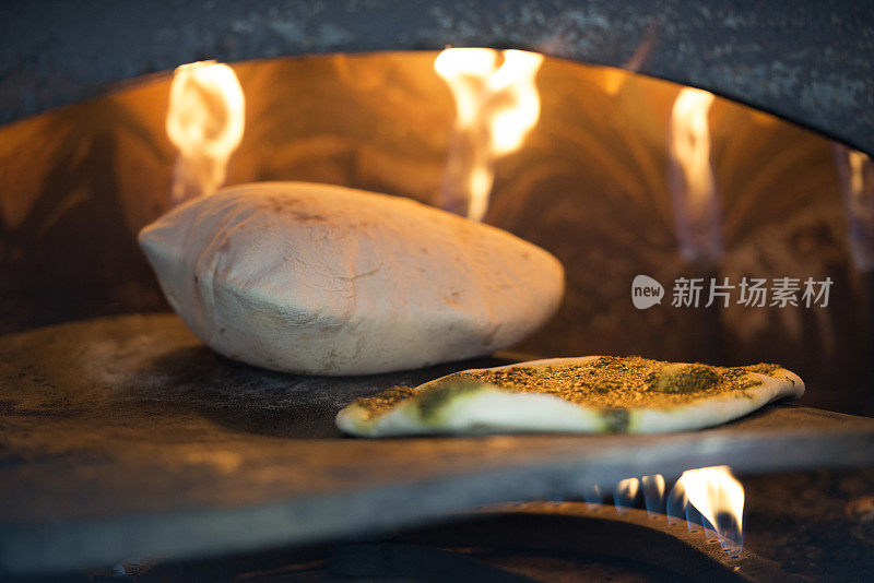 塔邦烤箱里升起的皮塔饼。