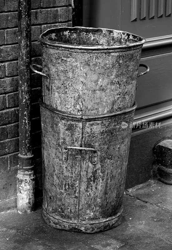 垃圾箱-老式的垃圾桶