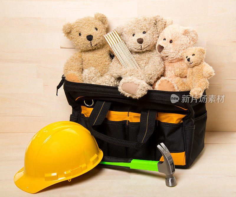 玩具泰迪熊工人与工具在工具箱