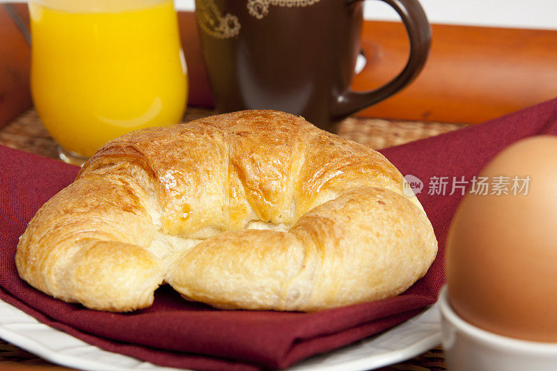 早餐有羊角面包，鸡蛋，橙汁和咖啡