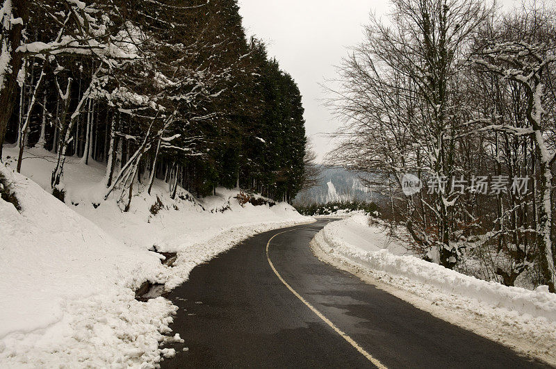 一场大雪后开阔的道路