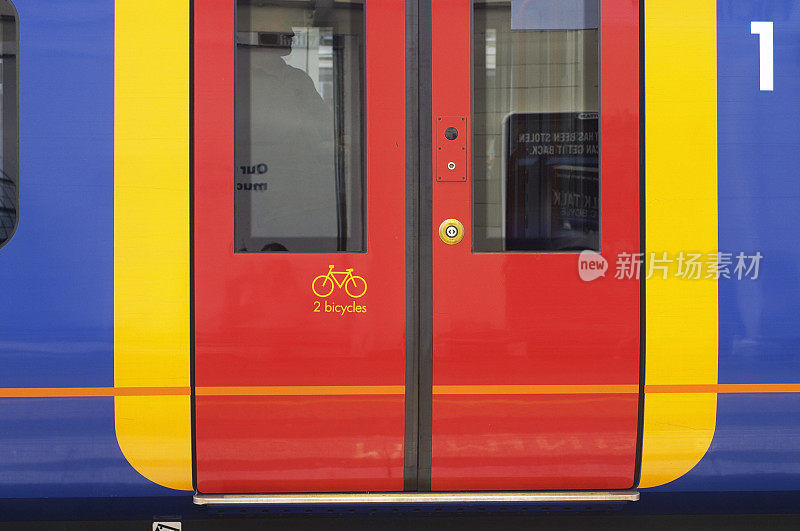 在地上火车上通过色彩鲜艳的门骑自行车