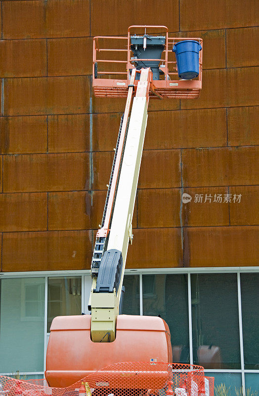 起重机和钢板建筑