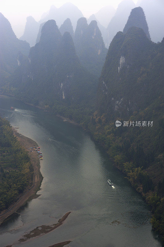 雨中的河流