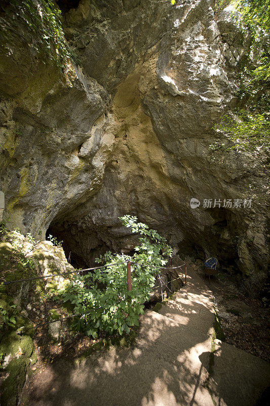 洞穴入口