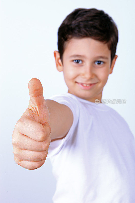微笑的少年竖起大拇指