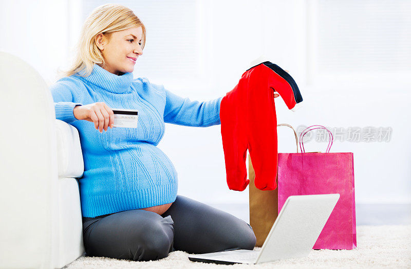 怀孕的女士购物。