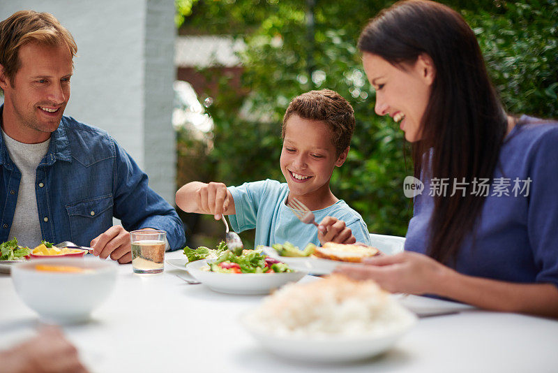 享受一顿丰盛的家庭大餐